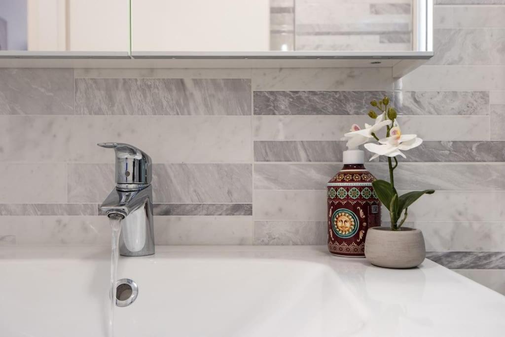 Wraparound Lake Views Bellavista Residence Campione d'Italia Luaran gambar
